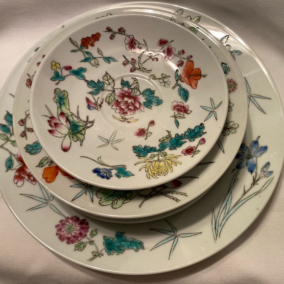 7 Chinese Famille Rose Plates w/ Flowers & Butterflies - Picture 1 of 12